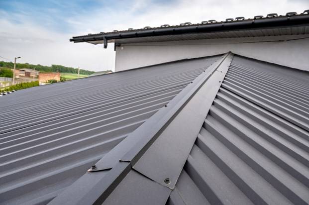 Как пошагово выполняют установку крыши из профнастила: тонкости и технология | «Таврос»