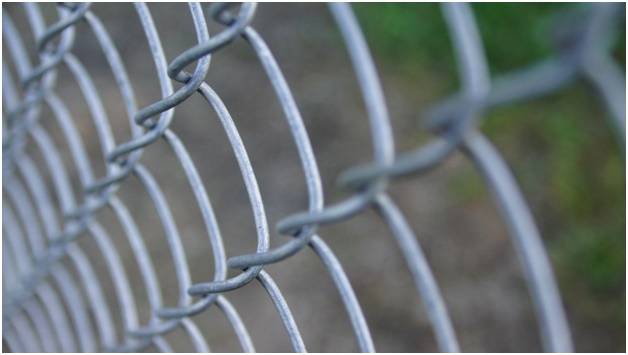 Забор из оцинкованной сетки – многофункциональное решение